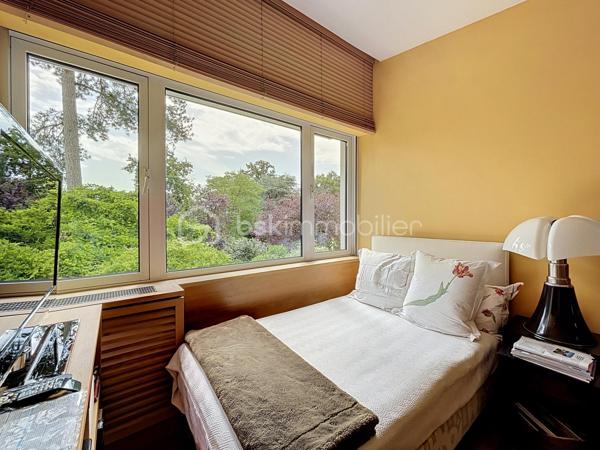 Au coeur d'un parc verdoyant, à proximité d'un golf, découvrez ce magnifique appartement de 107 m2 au charme atypique, véritable havre de paix ou nature et élégance se mélangent.
Il se compose comme suit : L' entrée vous séduira par la qualité des finitions et le choix des matériaux haut de gamme ; le vaste salon/séjour, à la fois élégant et chaleureux, vous offrira un cadre de vie idéal pour partager des moments conviviaux en famille ou entre amis ; l'espace nuit est desservit par un couloir parfaitement optimisé grâce à de nombreux rangements intégrés réalisés en menuiserie sur mesure ; deux chambres confortables bénéficiant chacune d'une vue apaisante sur la nature environnante ; la cuisine aménagée et équipée, réalisée sur mesure également, avec ses ouvrants généreux sur le parc, vous apportera lumière et sérénité au quotidien.
Un garage et une cave extérieurs et privatifs viennent compléter ce bien de grande qualité.
Cette proposition rare et singulière, située sur la commune recherchée de Garches, à proximité de Vaucresson, bénéficie de toutes les commodités, tout en offrant un cadre de vie privilégié, calme et verdoyant.
Un véritable coup de coeur à découvrir pour les amateurs de biens atypiques et élégants.