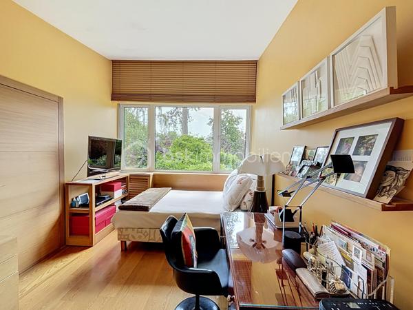 Au coeur d'un parc verdoyant, à proximité d'un golf, découvrez ce magnifique appartement de 107 m2 au charme atypique, véritable havre de paix ou nature et élégance se mélangent.
Il se compose comme suit : L' entrée vous séduira par la qualité des finitions et le choix des matériaux haut de gamme ; le vaste salon/séjour, à la fois élégant et chaleureux, vous offrira un cadre de vie idéal pour partager des moments conviviaux en famille ou entre amis ; l'espace nuit est desservit par un couloir parfaitement optimisé grâce à de nombreux rangements intégrés réalisés en menuiserie sur mesure ; deux chambres confortables bénéficiant chacune d'une vue apaisante sur la nature environnante ; la cuisine aménagée et équipée, réalisée sur mesure également, avec ses ouvrants généreux sur le parc, vous apportera lumière et sérénité au quotidien.
Un garage et une cave extérieurs et privatifs viennent compléter ce bien de grande qualité.
Cette proposition rare et singulière, située sur la commune recherchée de Garches, à proximité de Vaucresson, bénéficie de toutes les commodités, tout en offrant un cadre de vie privilégié, calme et verdoyant.
Un véritable coup de coeur à découvrir pour les amateurs de biens atypiques et élégants.