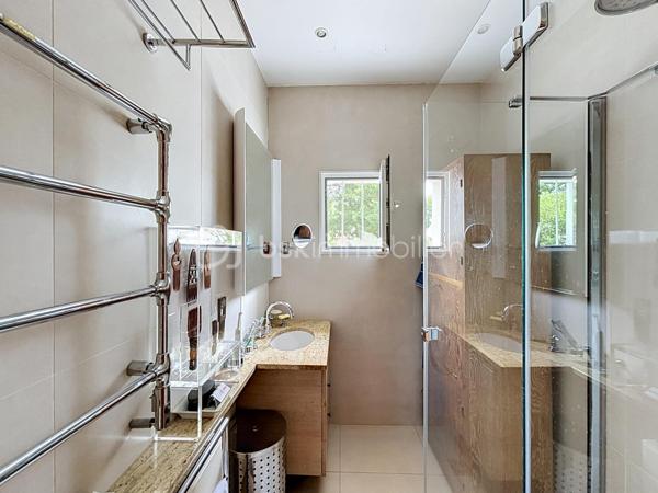 Au coeur d'un parc verdoyant, à proximité d'un golf, découvrez ce magnifique appartement de 107 m2 au charme atypique, véritable havre de paix ou nature et élégance se mélangent.
Il se compose comme suit : L' entrée vous séduira par la qualité des finitions et le choix des matériaux haut de gamme ; le vaste salon/séjour, à la fois élégant et chaleureux, vous offrira un cadre de vie idéal pour partager des moments conviviaux en famille ou entre amis ; l'espace nuit est desservit par un couloir parfaitement optimisé grâce à de nombreux rangements intégrés réalisés en menuiserie sur mesure ; deux chambres confortables bénéficiant chacune d'une vue apaisante sur la nature environnante ; la cuisine aménagée et équipée, réalisée sur mesure également, avec ses ouvrants généreux sur le parc, vous apportera lumière et sérénité au quotidien.
Un garage et une cave extérieurs et privatifs viennent compléter ce bien de grande qualité.
Cette proposition rare et singulière, située sur la commune recherchée de Garches, à proximité de Vaucresson, bénéficie de toutes les commodités, tout en offrant un cadre de vie privilégié, calme et verdoyant.
Un véritable coup de coeur à découvrir pour les amateurs de biens atypiques et élégants.