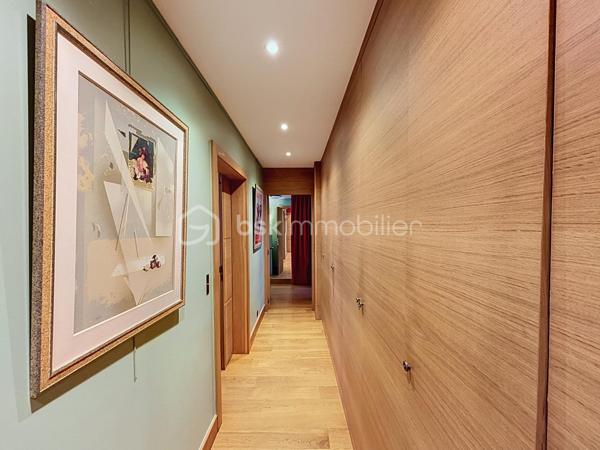 Au coeur d'un parc verdoyant, à proximité d'un golf, découvrez ce magnifique appartement de 107 m2 au charme atypique, véritable havre de paix ou nature et élégance se mélangent.
Il se compose comme suit : L' entrée vous séduira par la qualité des finitions et le choix des matériaux haut de gamme ; le vaste salon/séjour, à la fois élégant et chaleureux, vous offrira un cadre de vie idéal pour partager des moments conviviaux en famille ou entre amis ; l'espace nuit est desservit par un couloir parfaitement optimisé grâce à de nombreux rangements intégrés réalisés en menuiserie sur mesure ; deux chambres confortables bénéficiant chacune d'une vue apaisante sur la nature environnante ; la cuisine aménagée et équipée, réalisée sur mesure également, avec ses ouvrants généreux sur le parc, vous apportera lumière et sérénité au quotidien.
Un garage et une cave extérieurs et privatifs viennent compléter ce bien de grande qualité.
Cette proposition rare et singulière, située sur la commune recherchée de Garches, à proximité de Vaucresson, bénéficie de toutes les commodités, tout en offrant un cadre de vie privilégié, calme et verdoyant.
Un véritable coup de coeur à découvrir pour les amateurs de biens atypiques et élégants.