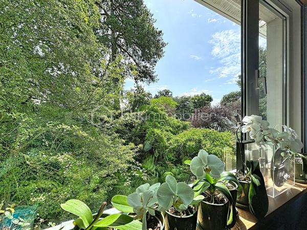 Au coeur d'un parc verdoyant, à proximité d'un golf, découvrez ce magnifique appartement de 107 m2 au charme atypique, véritable havre de paix ou nature et élégance se mélangent.
Il se compose comme suit : L' entrée vous séduira par la qualité des finitions et le choix des matériaux haut de gamme ; le vaste salon/séjour, à la fois élégant et chaleureux, vous offrira un cadre de vie idéal pour partager des moments conviviaux en famille ou entre amis ; l'espace nuit est desservit par un couloir parfaitement optimisé grâce à de nombreux rangements intégrés réalisés en menuiserie sur mesure ; deux chambres confortables bénéficiant chacune d'une vue apaisante sur la nature environnante ; la cuisine aménagée et équipée, réalisée sur mesure également, avec ses ouvrants généreux sur le parc, vous apportera lumière et sérénité au quotidien.
Un garage et une cave extérieurs et privatifs viennent compléter ce bien de grande qualité.
Cette proposition rare et singulière, située sur la commune recherchée de Garches, à proximité de Vaucresson, bénéficie de toutes les commodités, tout en offrant un cadre de vie privilégié, calme et verdoyant.
Un véritable coup de coeur à découvrir pour les amateurs de biens atypiques et élégants.