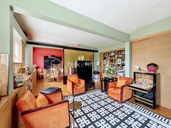 Au coeur d'un parc verdoyant, à proximité d'un golf, découvrez ce magnifique appartement de 107 m2 au charme atypique, véritable havre de paix ou nature et élégance se mélangent.
Il se compose comme suit : L' entrée vous séduira par la qualité des finitions et le choix des matériaux haut de gamme ; le vaste salon/séjour, à la fois élégant et chaleureux, vous offrira un cadre de vie idéal pour partager des moments conviviaux en famille ou entre amis ; l'espace nuit est desservit par un couloir parfaitement optimisé grâce à de nombreux rangements intégrés réalisés en menuiserie sur mesure ; deux chambres confortables bénéficiant chacune d'une vue apaisante sur la nature environnante ; la cuisine aménagée et équipée, réalisée sur mesure également, avec ses ouvrants généreux sur le parc, vous apportera lumière et sérénité au quotidien.
Un garage et une cave extérieurs et privatifs viennent compléter ce bien de grande qualité.
Cette proposition rare et singulière, située sur la commune recherchée de Garches, à proximité de Vaucresson, bénéficie de toutes les commodités, tout en offrant un cadre de vie privilégié, calme et verdoyant.
Un véritable coup de coeur à découvrir pour les amateurs de biens atypiques et élégants.