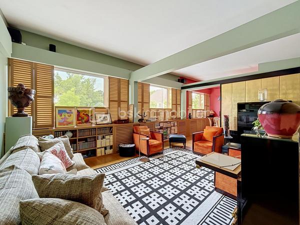 Au coeur d'un parc verdoyant, à proximité d'un golf, découvrez ce magnifique appartement de 107 m2 au charme atypique, véritable havre de paix ou nature et élégance se mélangent.
Il se compose comme suit : L' entrée vous séduira par la qualité des finitions et le choix des matériaux haut de gamme ; le vaste salon/séjour, à la fois élégant et chaleureux, vous offrira un cadre de vie idéal pour partager des moments conviviaux en famille ou entre amis ; l'espace nuit est desservit par un couloir parfaitement optimisé grâce à de nombreux rangements intégrés réalisés en menuiserie sur mesure ; deux chambres confortables bénéficiant chacune d'une vue apaisante sur la nature environnante ; la cuisine aménagée et équipée, réalisée sur mesure également, avec ses ouvrants généreux sur le parc, vous apportera lumière et sérénité au quotidien.
Un garage et une cave extérieurs et privatifs viennent compléter ce bien de grande qualité.
Cette proposition rare et singulière, située sur la commune recherchée de Garches, à proximité de Vaucresson, bénéficie de toutes les commodités, tout en offrant un cadre de vie privilégié, calme et verdoyant.
Un véritable coup de coeur à découvrir pour les amateurs de biens atypiques et élégants.