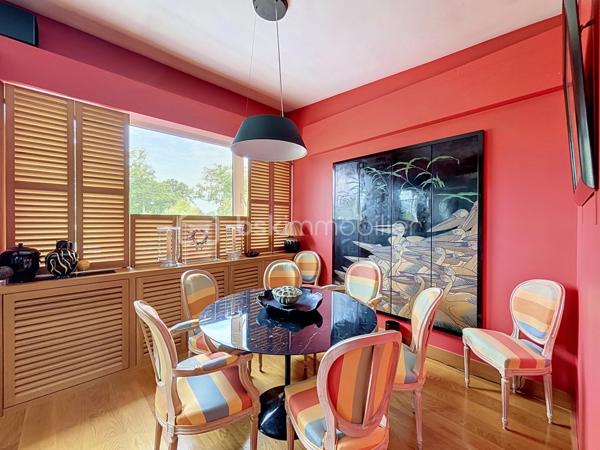 Au coeur d'un parc verdoyant, à proximité d'un golf, découvrez ce magnifique appartement de 107 m2 au charme atypique, véritable havre de paix ou nature et élégance se mélangent.
Il se compose comme suit : L' entrée vous séduira par la qualité des finitions et le choix des matériaux haut de gamme ; le vaste salon/séjour, à la fois élégant et chaleureux, vous offrira un cadre de vie idéal pour partager des moments conviviaux en famille ou entre amis ; l'espace nuit est desservit par un couloir parfaitement optimisé grâce à de nombreux rangements intégrés réalisés en menuiserie sur mesure ; deux chambres confortables bénéficiant chacune d'une vue apaisante sur la nature environnante ; la cuisine aménagée et équipée, réalisée sur mesure également, avec ses ouvrants généreux sur le parc, vous apportera lumière et sérénité au quotidien.
Un garage et une cave extérieurs et privatifs viennent compléter ce bien de grande qualité.
Cette proposition rare et singulière, située sur la commune recherchée de Garches, à proximité de Vaucresson, bénéficie de toutes les commodités, tout en offrant un cadre de vie privilégié, calme et verdoyant.
Un véritable coup de coeur à découvrir pour les amateurs de biens atypiques et élégants.