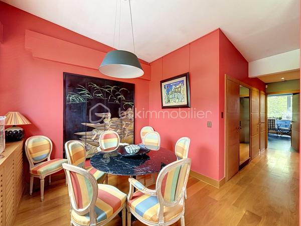 Au coeur d'un parc verdoyant, à proximité d'un golf, découvrez ce magnifique appartement de 107 m2 au charme atypique, véritable havre de paix ou nature et élégance se mélangent.
Il se compose comme suit : L' entrée vous séduira par la qualité des finitions et le choix des matériaux haut de gamme ; le vaste salon/séjour, à la fois élégant et chaleureux, vous offrira un cadre de vie idéal pour partager des moments conviviaux en famille ou entre amis ; l'espace nuit est desservit par un couloir parfaitement optimisé grâce à de nombreux rangements intégrés réalisés en menuiserie sur mesure ; deux chambres confortables bénéficiant chacune d'une vue apaisante sur la nature environnante ; la cuisine aménagée et équipée, réalisée sur mesure également, avec ses ouvrants généreux sur le parc, vous apportera lumière et sérénité au quotidien.
Un garage et une cave extérieurs et privatifs viennent compléter ce bien de grande qualité.
Cette proposition rare et singulière, située sur la commune recherchée de Garches, à proximité de Vaucresson, bénéficie de toutes les commodités, tout en offrant un cadre de vie privilégié, calme et verdoyant.
Un véritable coup de coeur à découvrir pour les amateurs de biens atypiques et élégants.