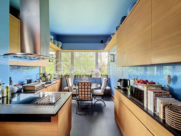 Au coeur d'un parc verdoyant, à proximité d'un golf, découvrez ce magnifique appartement de 107 m2 au charme atypique, véritable havre de paix ou nature et élégance se mélangent.
Il se compose comme suit : L' entrée vous séduira par la qualité des finitions et le choix des matériaux haut de gamme ; le vaste salon/séjour, à la fois élégant et chaleureux, vous offrira un cadre de vie idéal pour partager des moments conviviaux en famille ou entre amis ; l'espace nuit est desservit par un couloir parfaitement optimisé grâce à de nombreux rangements intégrés réalisés en menuiserie sur mesure ; deux chambres confortables bénéficiant chacune d'une vue apaisante sur la nature environnante ; la cuisine aménagée et équipée, réalisée sur mesure également, avec ses ouvrants généreux sur le parc, vous apportera lumière et sérénité au quotidien.
Un garage et une cave extérieurs et privatifs viennent compléter ce bien de grande qualité.
Cette proposition rare et singulière, située sur la commune recherchée de Garches, à proximité de Vaucresson, bénéficie de toutes les commodités, tout en offrant un cadre de vie privilégié, calme et verdoyant.
Un véritable coup de coeur à découvrir pour les amateurs de biens atypiques et élégants.