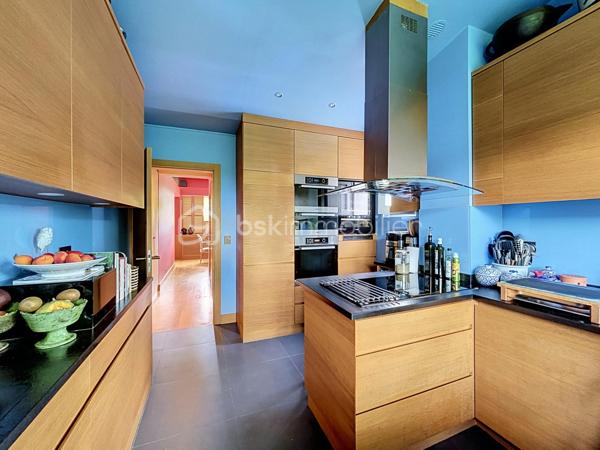 Au coeur d'un parc verdoyant, à proximité d'un golf, découvrez ce magnifique appartement de 107 m2 au charme atypique, véritable havre de paix ou nature et élégance se mélangent.
Il se compose comme suit : L' entrée vous séduira par la qualité des finitions et le choix des matériaux haut de gamme ; le vaste salon/séjour, à la fois élégant et chaleureux, vous offrira un cadre de vie idéal pour partager des moments conviviaux en famille ou entre amis ; l'espace nuit est desservit par un couloir parfaitement optimisé grâce à de nombreux rangements intégrés réalisés en menuiserie sur mesure ; deux chambres confortables bénéficiant chacune d'une vue apaisante sur la nature environnante ; la cuisine aménagée et équipée, réalisée sur mesure également, avec ses ouvrants généreux sur le parc, vous apportera lumière et sérénité au quotidien.
Un garage et une cave extérieurs et privatifs viennent compléter ce bien de grande qualité.
Cette proposition rare et singulière, située sur la commune recherchée de Garches, à proximité de Vaucresson, bénéficie de toutes les commodités, tout en offrant un cadre de vie privilégié, calme et verdoyant.
Un véritable coup de coeur à découvrir pour les amateurs de biens atypiques et élégants.
