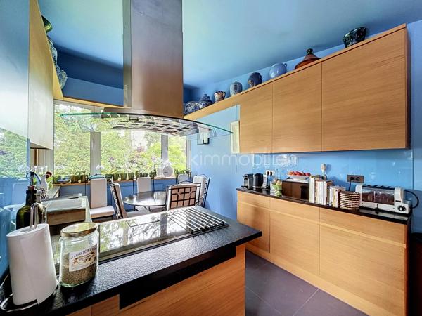Au coeur d'un parc verdoyant, à proximité d'un golf, découvrez ce magnifique appartement de 107 m2 au charme atypique, véritable havre de paix ou nature et élégance se mélangent.
Il se compose comme suit : L' entrée vous séduira par la qualité des finitions et le choix des matériaux haut de gamme ; le vaste salon/séjour, à la fois élégant et chaleureux, vous offrira un cadre de vie idéal pour partager des moments conviviaux en famille ou entre amis ; l'espace nuit est desservit par un couloir parfaitement optimisé grâce à de nombreux rangements intégrés réalisés en menuiserie sur mesure ; deux chambres confortables bénéficiant chacune d'une vue apaisante sur la nature environnante ; la cuisine aménagée et équipée, réalisée sur mesure également, avec ses ouvrants généreux sur le parc, vous apportera lumière et sérénité au quotidien.
Un garage et une cave extérieurs et privatifs viennent compléter ce bien de grande qualité.
Cette proposition rare et singulière, située sur la commune recherchée de Garches, à proximité de Vaucresson, bénéficie de toutes les commodités, tout en offrant un cadre de vie privilégié, calme et verdoyant.
Un véritable coup de coeur à découvrir pour les amateurs de biens atypiques et élégants.