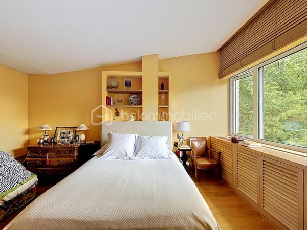 Au coeur d'un parc verdoyant, à proximité d'un golf, découvrez ce magnifique appartement de 107 m2 au charme atypique, véritable havre de paix ou nature et élégance se mélangent.
Il se compose comme suit : L' entrée vous séduira par la qualité des finitions et le choix des matériaux haut de gamme ; le vaste salon/séjour, à la fois élégant et chaleureux, vous offrira un cadre de vie idéal pour partager des moments conviviaux en famille ou entre amis ; l'espace nuit est desservit par un couloir parfaitement optimisé grâce à de nombreux rangements intégrés réalisés en menuiserie sur mesure ; deux chambres confortables bénéficiant chacune d'une vue apaisante sur la nature environnante ; la cuisine aménagée et équipée, réalisée sur mesure également, avec ses ouvrants généreux sur le parc, vous apportera lumière et sérénité au quotidien.
Un garage et une cave extérieurs et privatifs viennent compléter ce bien de grande qualité.
Cette proposition rare et singulière, située sur la commune recherchée de Garches, à proximité de Vaucresson, bénéficie de toutes les commodités, tout en offrant un cadre de vie privilégié, calme et verdoyant.
Un véritable coup de coeur à découvrir pour les amateurs de biens atypiques et élégants.