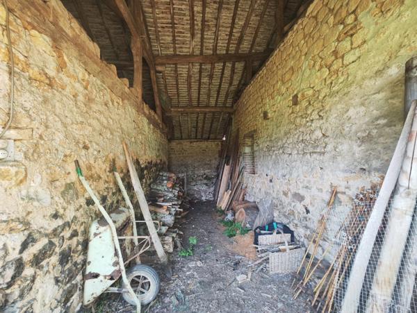 Propriété de 2.17 ha avec maison de 115 m² et dépendances