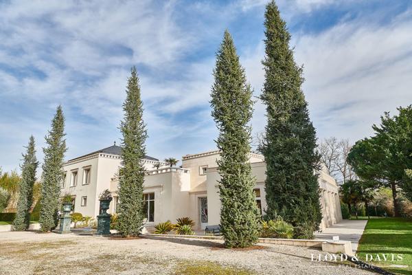 VILLA D’EXCEPTION DE 581 m² AVEC PATIO ET PARC