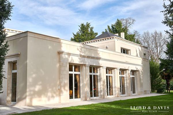 VILLA D’EXCEPTION DE 581 m² AVEC PATIO ET PARC