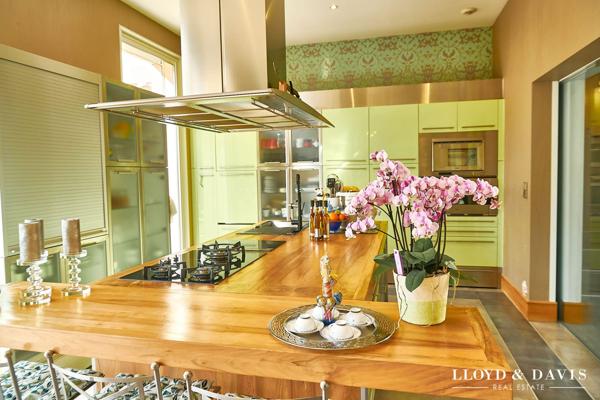 VILLA D’EXCEPTION DE 581 m² AVEC PATIO ET PARC