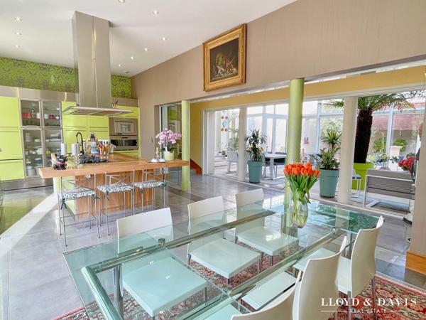 VILLA D’EXCEPTION DE 581 m² AVEC PATIO ET PARC