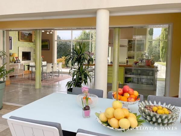 VILLA D’EXCEPTION DE 581 m² AVEC PATIO ET PARC