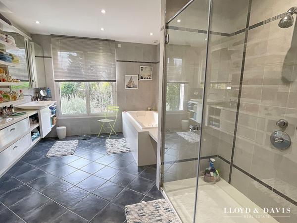 VILLA D’EXCEPTION DE 581 m² AVEC PATIO ET PARC