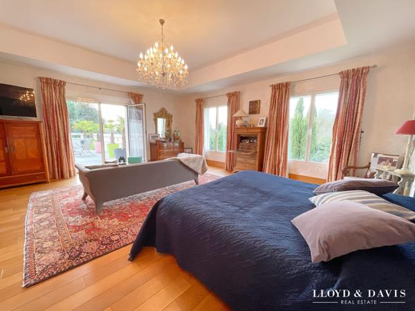 VILLA D’EXCEPTION DE 581 m² AVEC PATIO ET PARC