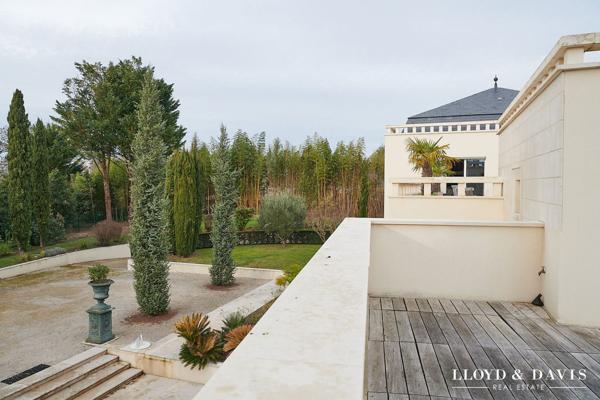VILLA D’EXCEPTION DE 581 m² AVEC PATIO ET PARC