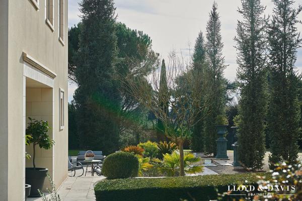 VILLA D’EXCEPTION DE 581 m² AVEC PATIO ET PARC