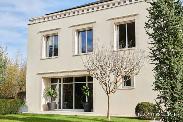 VILLA D’EXCEPTION DE 581 m² AVEC PATIO ET PARC