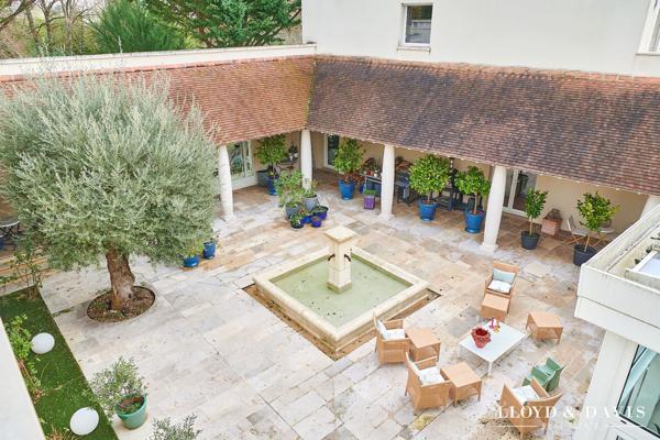 VILLA D’EXCEPTION DE 581 m² AVEC PATIO ET PARC