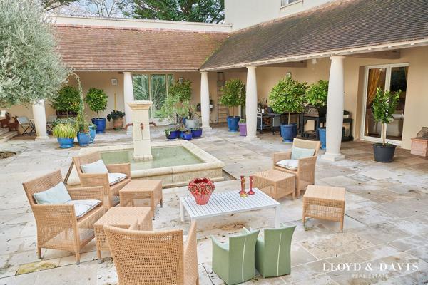 VILLA D’EXCEPTION DE 581 m² AVEC PATIO ET PARC