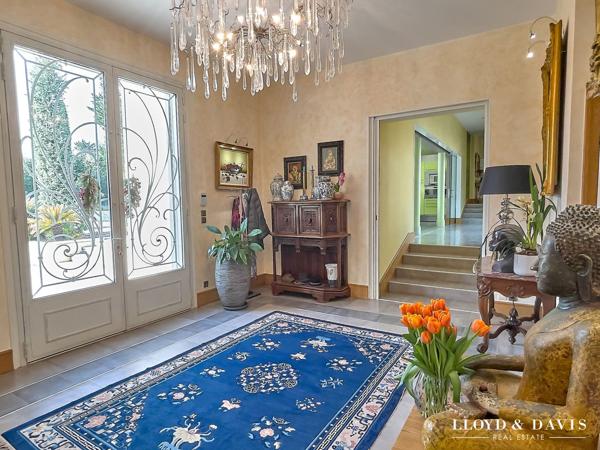 VILLA D’EXCEPTION DE 581 m² AVEC PATIO ET PARC