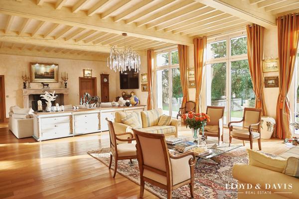 VILLA D’EXCEPTION DE 581 m² AVEC PATIO ET PARC