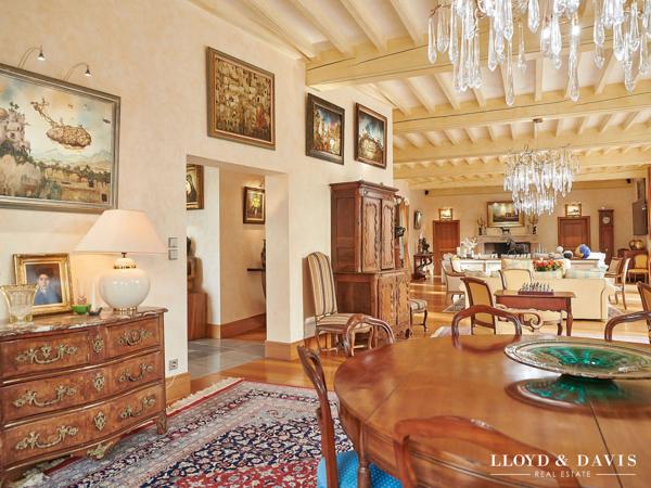 VILLA D’EXCEPTION DE 581 m² AVEC PATIO ET PARC