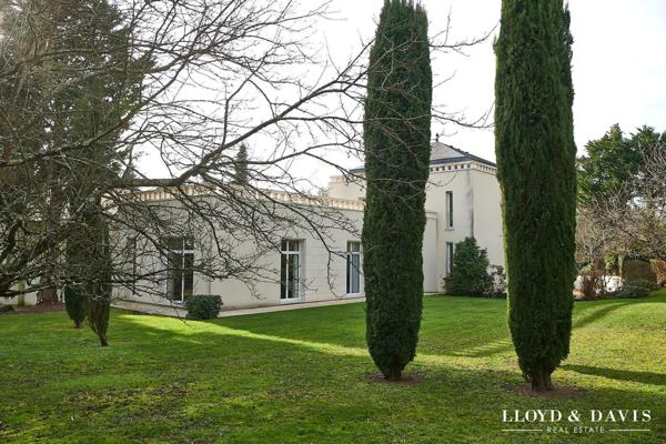 VILLA D’EXCEPTION DE 581 m² AVEC PATIO ET PARC