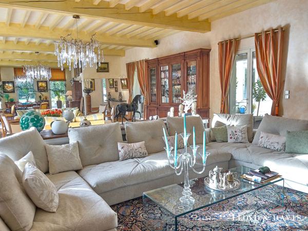 VILLA D’EXCEPTION DE 581 m² AVEC PATIO ET PARC