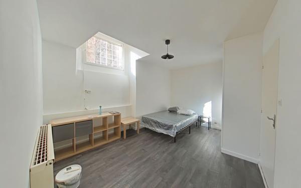 Immeuble à vendre    14 pièces • 345 m2 Romans-sur-Isère