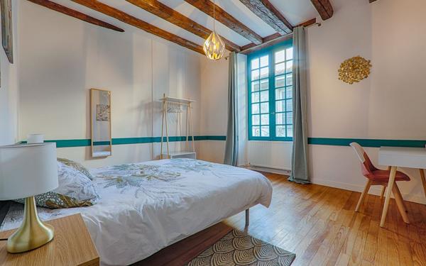 Immeuble à vendre    14 pièces • 345 m2 Romans-sur-Isère