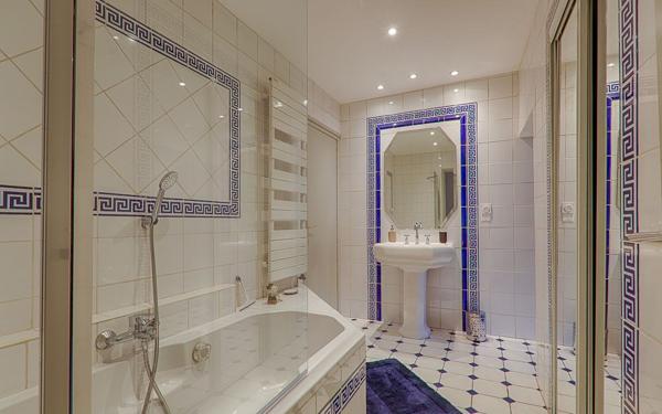 Immeuble à vendre    14 pièces • 345 m2 Romans-sur-Isère