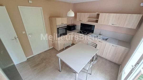 Maison mitoyenne, 3 chambres, garage, sous-sol, jardin.