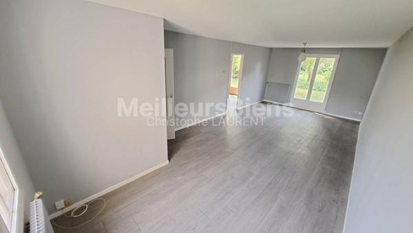 Maison mitoyenne, 3 chambres, garage, sous-sol, jardin.