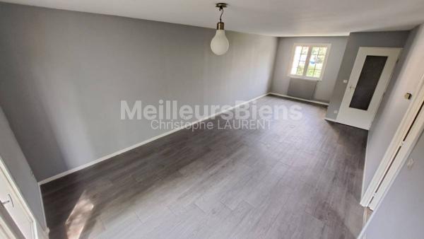 Maison mitoyenne, 3 chambres, garage, sous-sol, jardin.