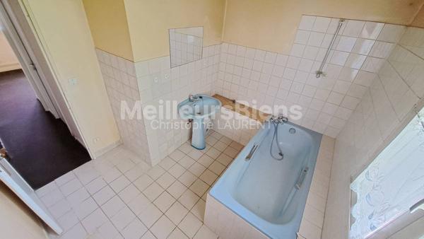 Maison mitoyenne, 3 chambres, garage, sous-sol, jardin.