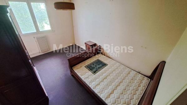 Maison mitoyenne, 3 chambres, garage, sous-sol, jardin.