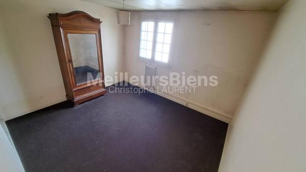 Maison mitoyenne, 3 chambres, garage, sous-sol, jardin.