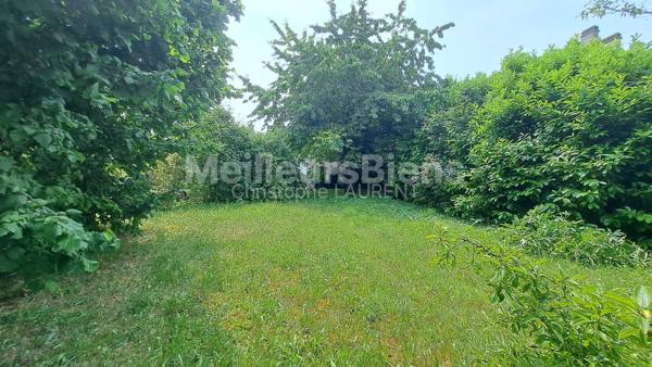 Maison mitoyenne, 3 chambres, garage, sous-sol, jardin.