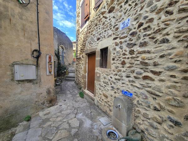 Maison de village en pierre de 69 m² avec terrasse