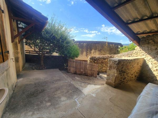Maison de village en pierre de 69 m² avec terrasse