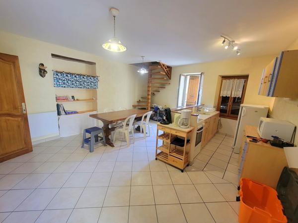Maison de village en pierre de 69 m² avec terrasse