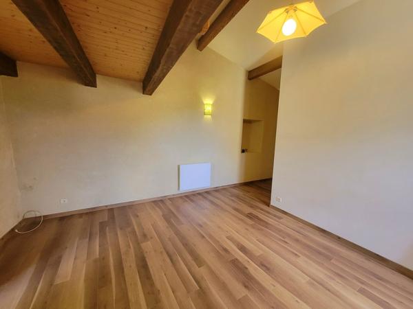Maison de village en pierre de 69 m² avec terrasse
