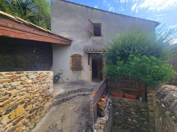 Maison de village en pierre de 69 m² avec terrasse