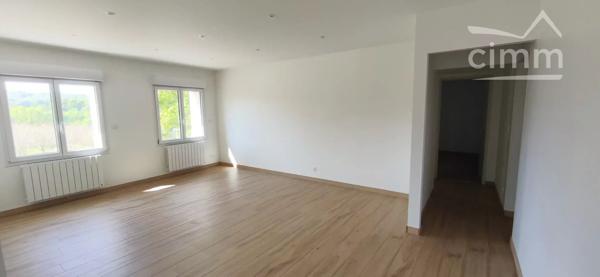 Venez visiter le cadre paisible et verdoyant pour cette maison de 108 m² habitables à La Baume Cornillane.