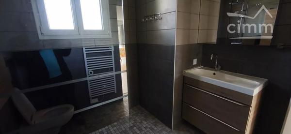 Venez visiter le cadre paisible et verdoyant pour cette maison de 108 m² habitables à La Baume Cornillane.