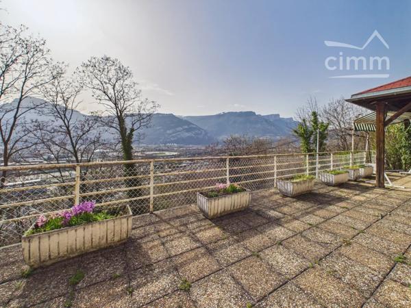 Maison individuelle à rénover de plus de 180 m² – Fort potentiel – Vue exceptionnelle sur les massifs