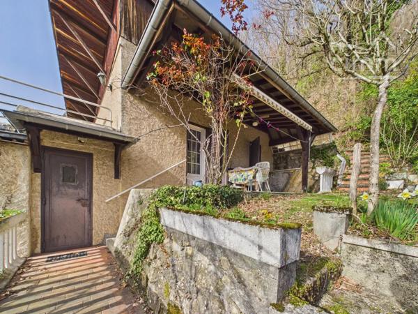 Maison individuelle à rénover de plus de 180 m² – Fort potentiel – Vue exceptionnelle sur les massifs